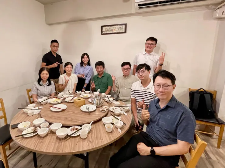 法律事務科內聚餐 🥂