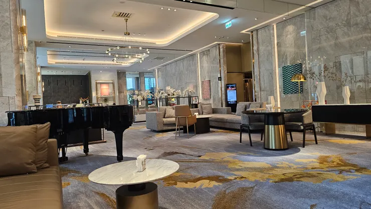 大廳酒廊的地毯花色很美!很像是新加坡樟宜機場的地毯花色!