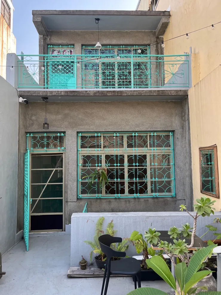 二樓陽台區可以看見美麗的窗花