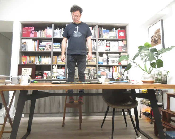 完成作品後鄧博仁總要站高確認畫面 攝影：沈菲比