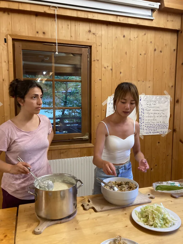 一次準備11人份的炒飯🫠左邊那鍋是優格米湯