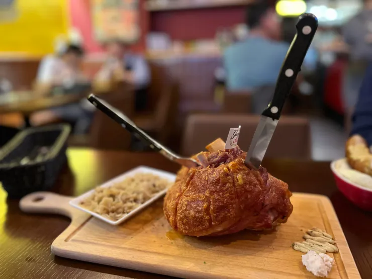 帥氣登場的德國豬腳是招牌菜