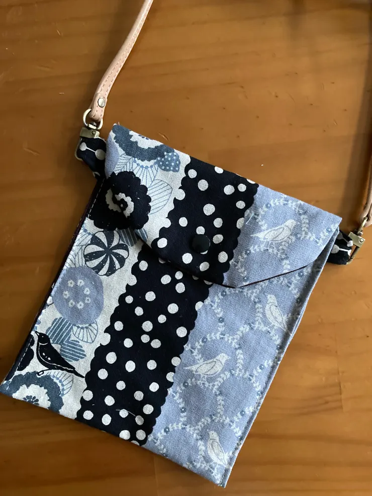 用上次蒲公英口金筆袋的剩餘布料做出一個樣品給姪女參考
