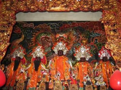 主殿-眾神列位受信徒奉香（圖片截圖於網路）