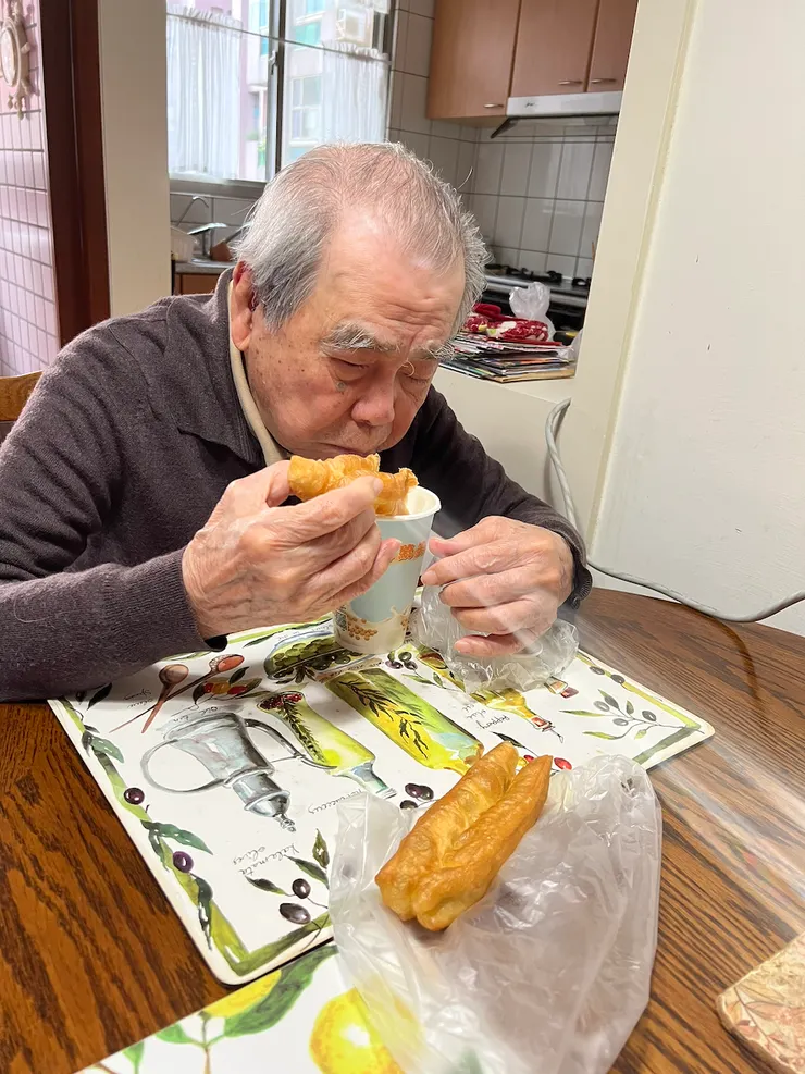 爸爸喜歡把油條沾豆漿吃