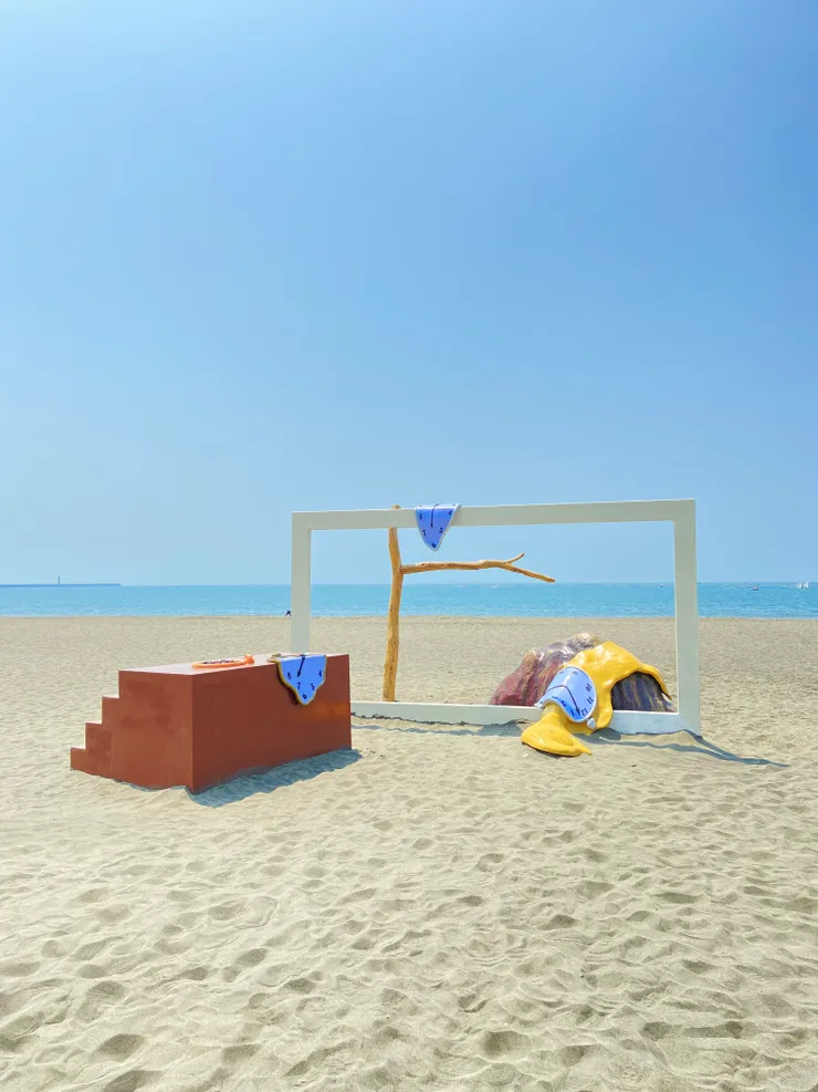 海灘上的軟時鐘