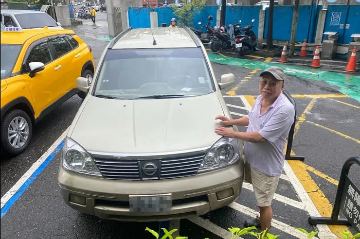 後來，我還是幫老爸把老車賣掉了，去監理站過戶那一天，他很捨不得的與老車合影。