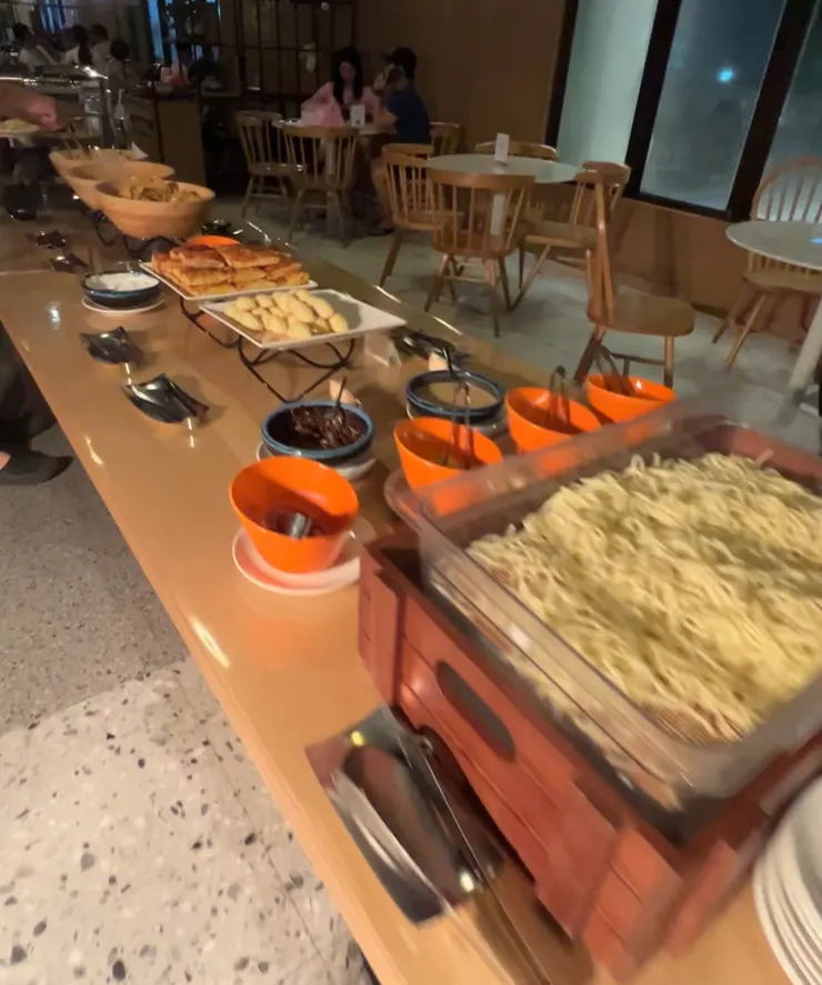 另外有台式涼麵跟一些鹹食小點，非常夠作為一餐！（也忘記拍照，只好用錄影截圖XD）