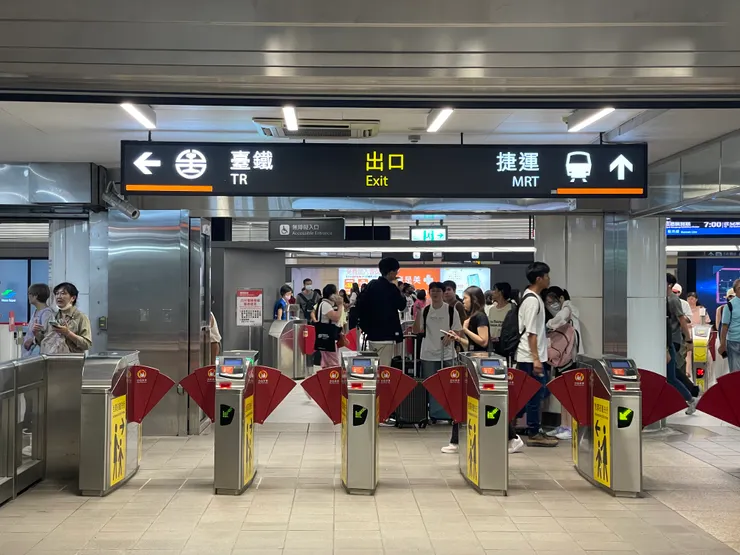 高鐵台北站的出口，緊鄰捷運和台鐵的閘口