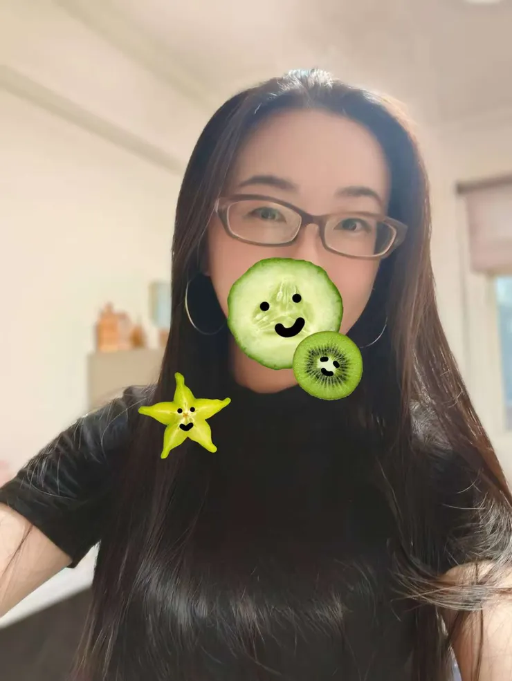 2025/06/02 參加孩子畢業典禮前拍攝.可愛的小黃瓜貼圖.看起來像是敷臉一樣.讓我有種想貼滿全臉的衝動 XD