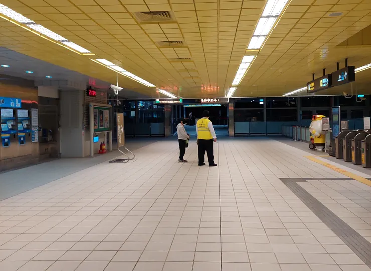 捷運買票觸及閘門示意圖