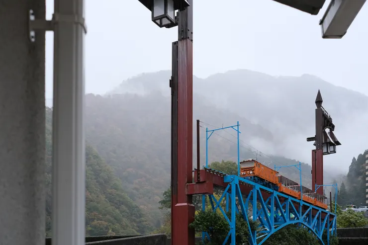 宇奈月站外的小火車與後曳橋縮小模型