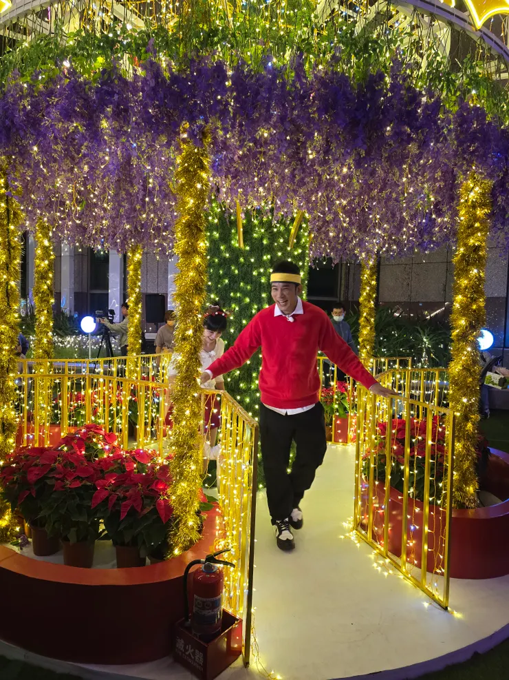 新北耶誕城開幕第一天還見到了「吃小孩笑容維持不老」的香蕉哥哥。