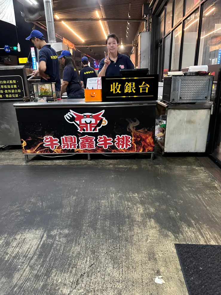 店員親切~用餐有問題都會耐心回答，感謝大方給拍的漂亮姐姐♡