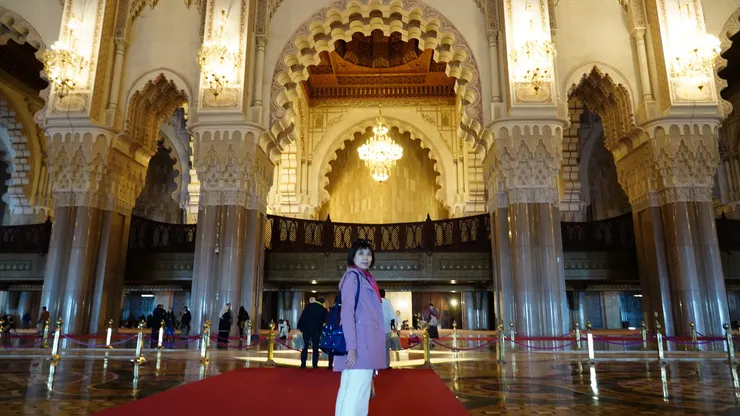 男女有別，女性做禮拜在上層位置。