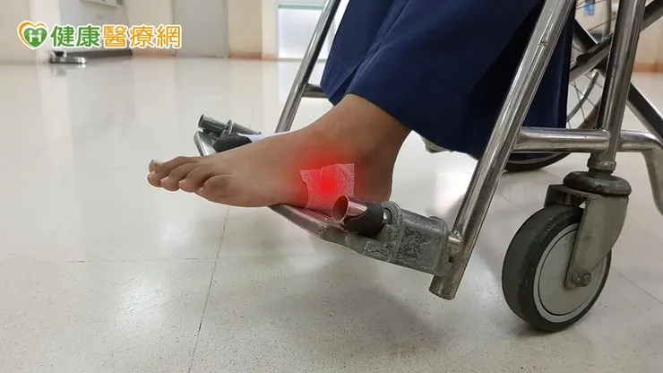 行動不便或長期臥床的患者，若合併慢性傷口問題，頻繁往來醫院回診是龐大工程。