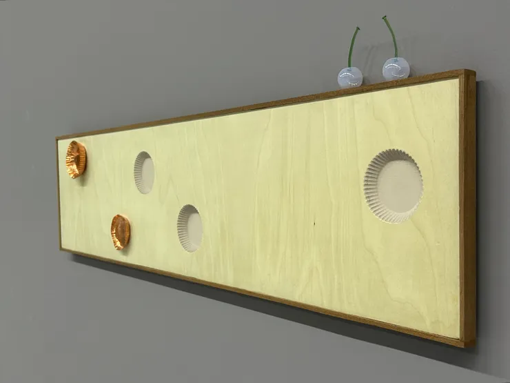 沒有作品說明。但應該是做小糕點會用到的那種紙模——某種「生產行為的剩料」——翻模做成銅之後，在我眼裡也變得像是頗有吸引力的小廢物收藏。