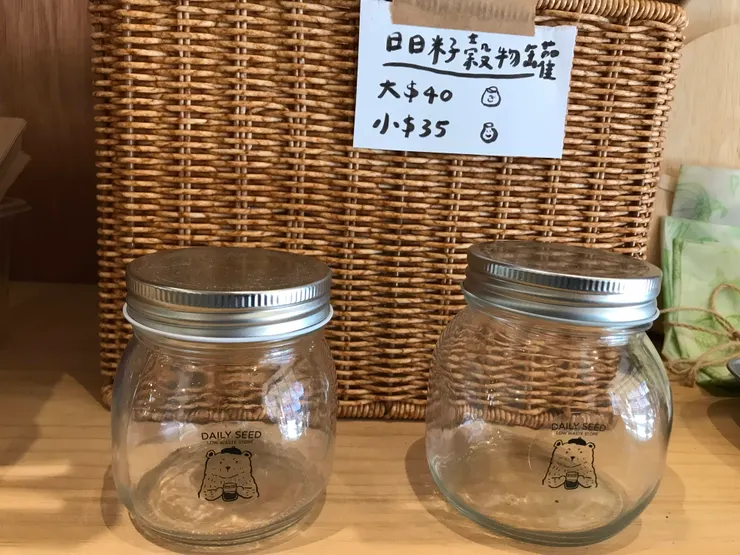 我想也是提供給沒有自備環保容器,但又想購物的人可以使用