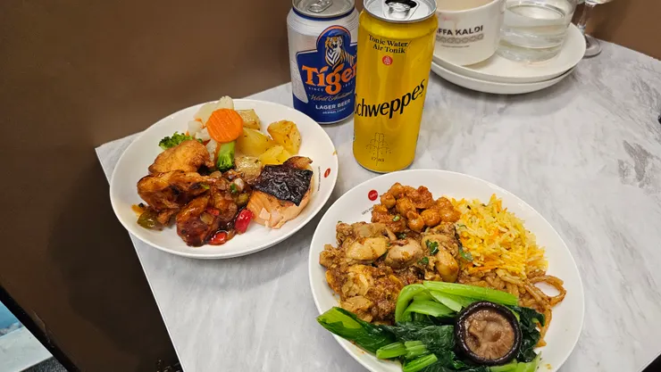 樟宜機場第三航廈新翔貴賓室的美食都不錯吃!來新加坡一定要喝接地氣的虎牌啤酒!