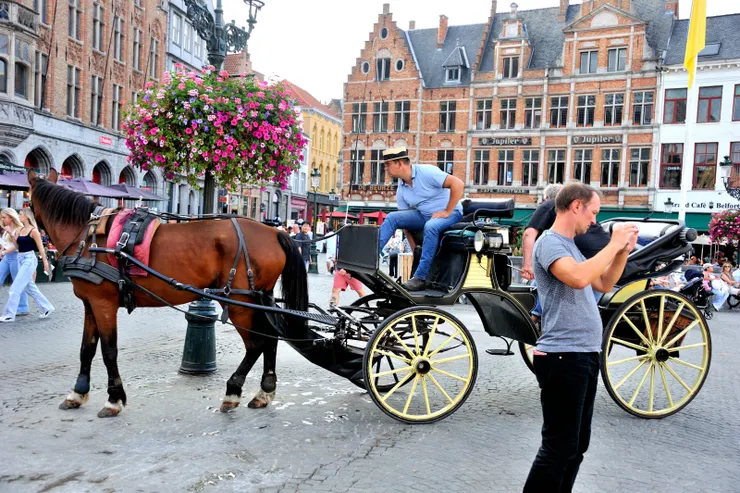 【集市廣場。如今浪漫馬車散發腥臭招搖過市 遊客欣然坐在上面攝取昔日榮光。這張照片可清楚看到馬屁股下方接屎尿的黑色皮袋，站在旁邊氣味真的不好受。】