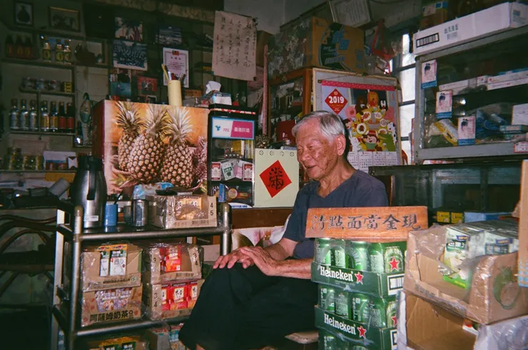 爸爸80幾歲時還依舊看店做生意