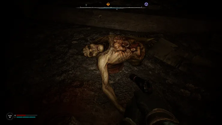 我猜很多人會跟我一樣，常常走到一半遇見物體會往自己這邊砸，卻找不到任何一個怪物在附近，通常遇到這個狀況的時候，就代表附近一些比較封閉的區域內會有圖片上這個怪物，但是在他還活著的時候是以一團白色霧氣的方式顯現，開槍打會聚起石頭防禦。至於要躲避他的攻擊，可以對著他準備要丟的物品拉開一些距離，然後按A和D左右橫移，這樣就可以擾亂他的預測投擲路徑，弄得好的話可以無傷解決。