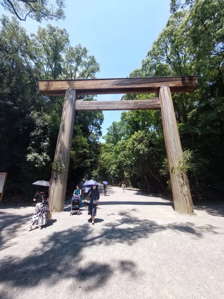 熱田神宮入口的木製鳥居，看起來十分雄偉，不愧是日本三大神宮之一
