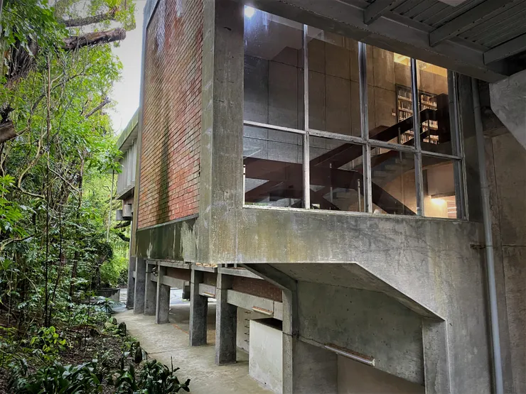 樓梯間採用透明玻璃，增加採光與通透感