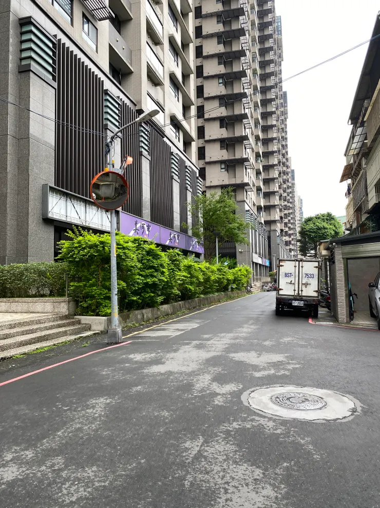 美河市社區旁的道路,就是大坪林圳西幹線