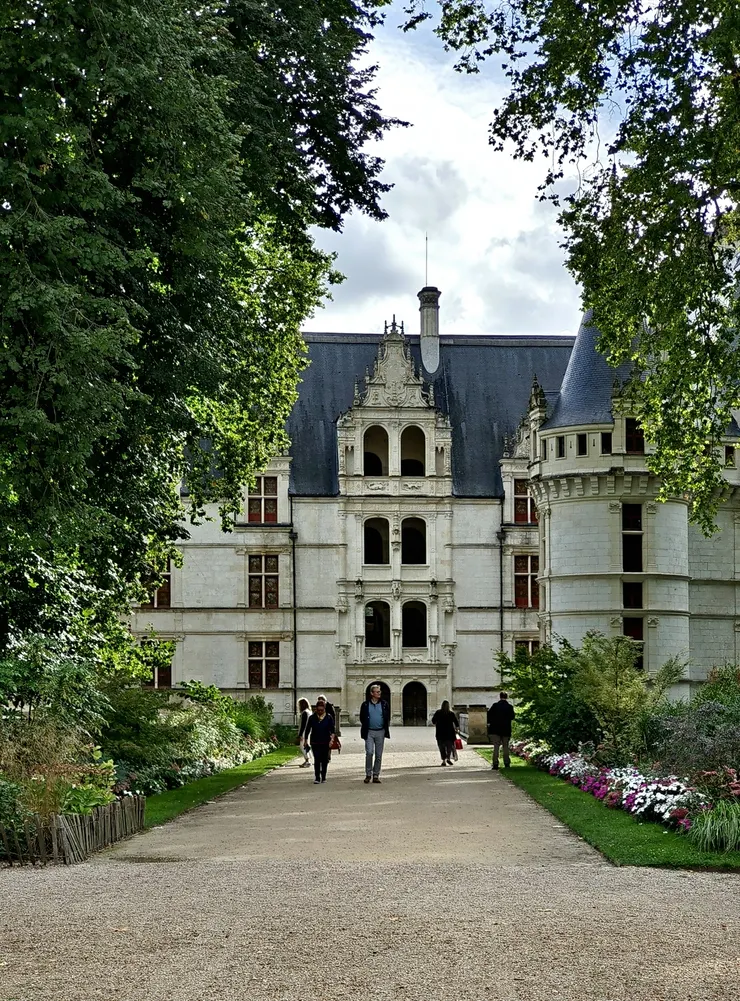 【阿澤萊里多城堡將打烊門前張望！約20分鐘車程從朗德維里趕到阿澤萊里多城堡時已17：15，18：00將關門，就不進去，在門柵外拍張到此一遊照。】