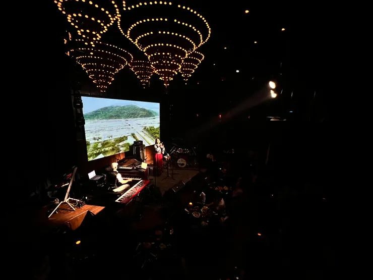 今年適逢臺印互設代表處30週年，在駐印度代表處文化組的邀請下，舞思愛以融合傳統族語與現代編曲的音樂形式，向印度觀眾展現台灣原住民音樂的多元風貌。 （圖／風潮音樂　提供）