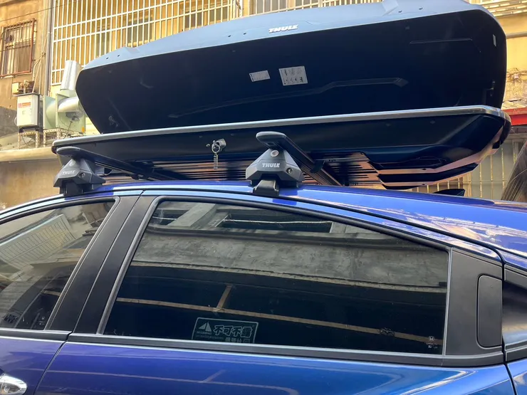 車頂置物箱,可以左開及右開,一次只能開一邊哦。