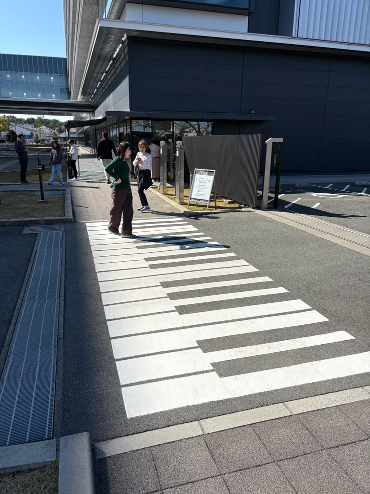 從大門前往展館，路上的斑馬線被漆成琴鍵的樣式，雖然踩上去不會有聲音，但還是令人忍不住上去多踩幾腳😆