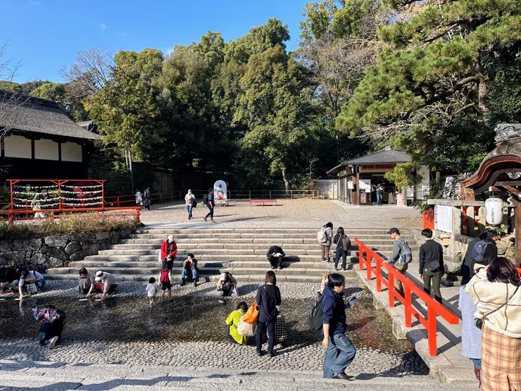 御手洗社的正下方就是去除厄運的水淨化儀式的場域，是一個很不錯的親水場域