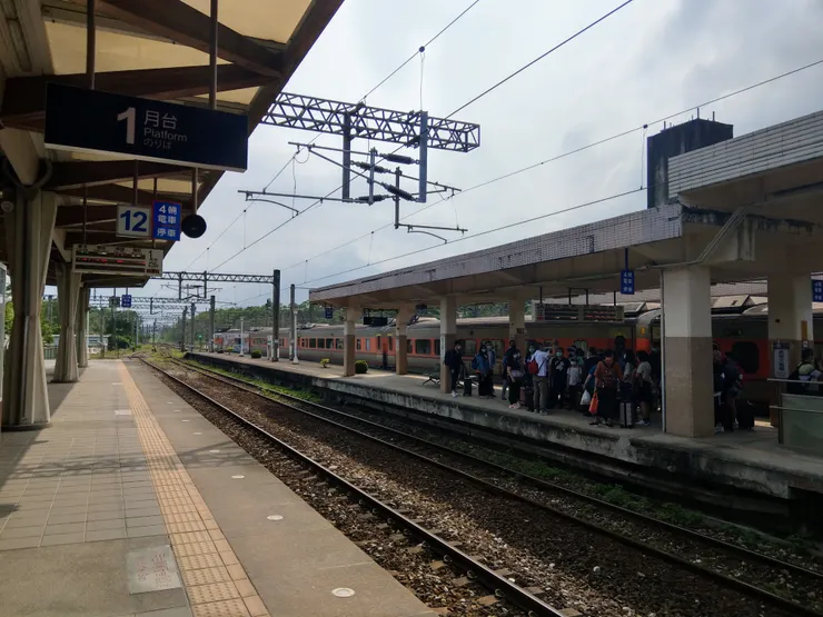 抵達新城車站，月台上有焦急的乘客。