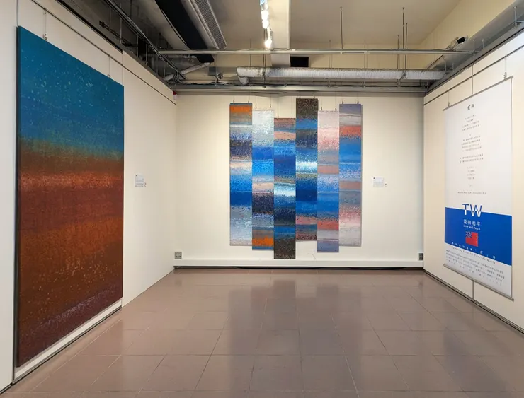 積吶虹光,〈中間圖名 : 時間之雲海〉,2019年,壓克力顏料、紙,244 X 300 cm。