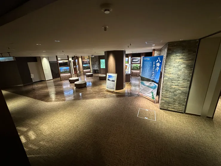 八幡平山飯店大廳一角