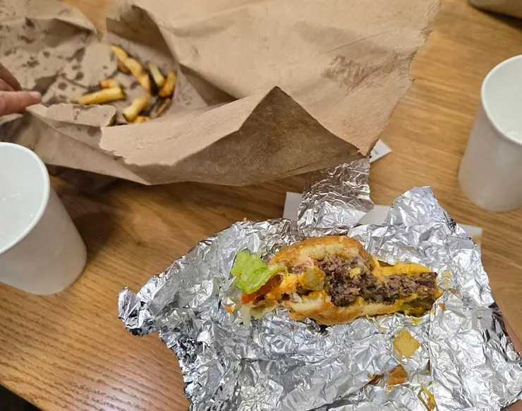 因為照片看起來都太 fucked up 只好貼一張好吃的 five guys 壓壓驚