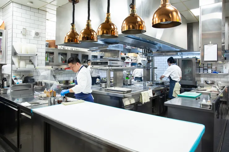 Chef Kai 在餐期開始前的準備