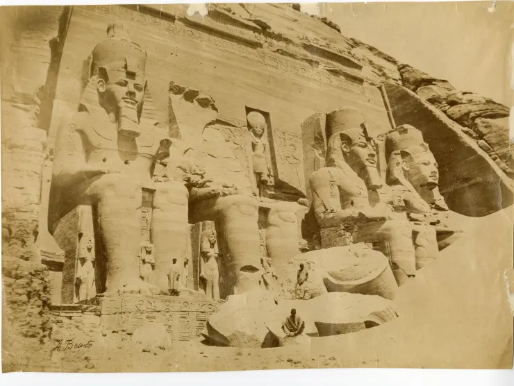 19世紀末的阿布辛貝大神廟相片。右方即為曾經幾乎掩埋神廟的沙坡。 Author: A.Beato