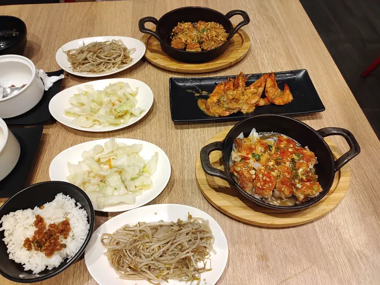 滿滿一桌的菜餚