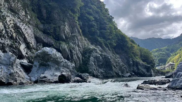 天空的藍、水的綠、石頭的灰都恰到好處。