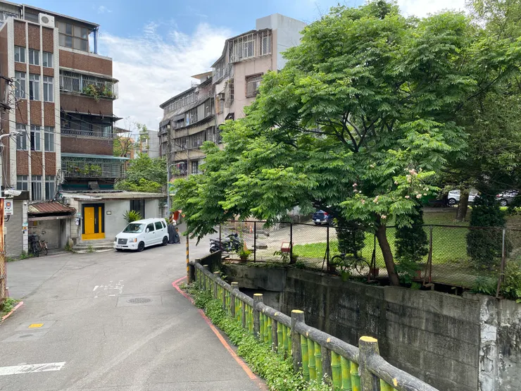 羅斯福路五段92巷，右手邊可見萬盛溪明渠