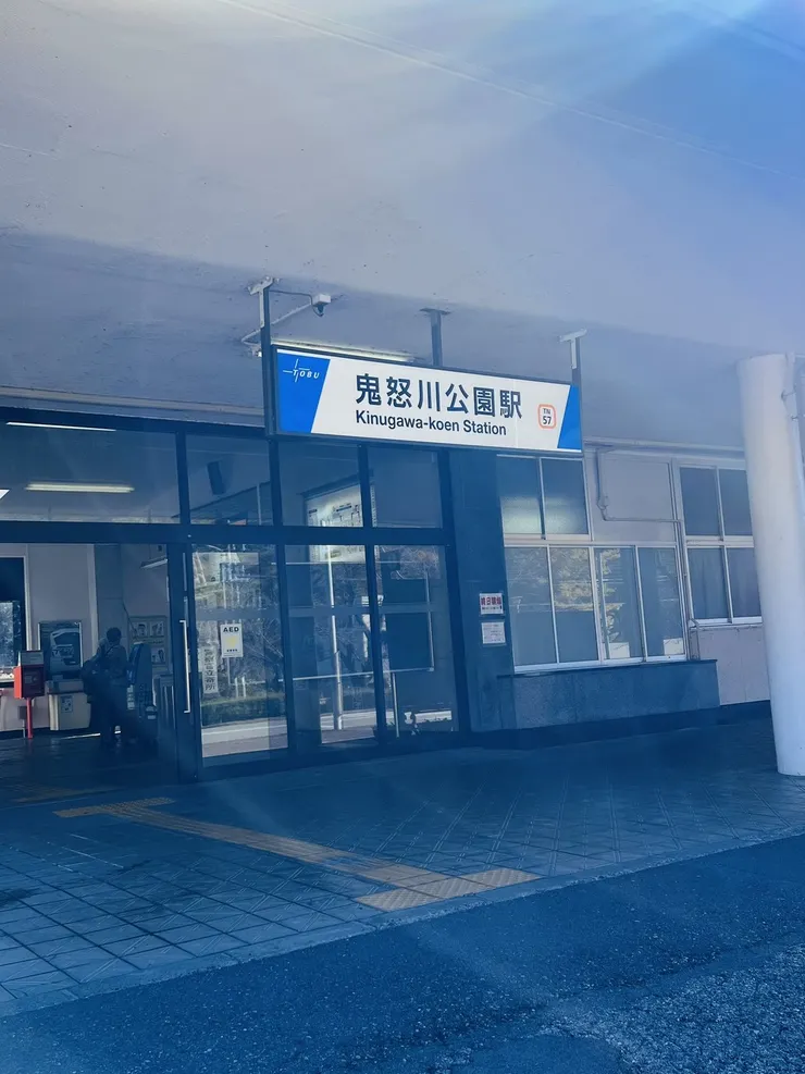 昨天覺得可怕的小車站,在陽光下是另外一面