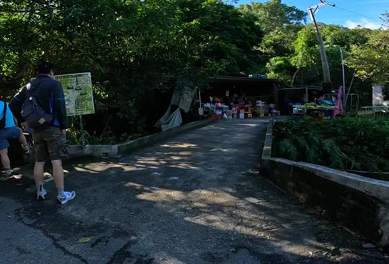 修心宮旁的石橋右轉