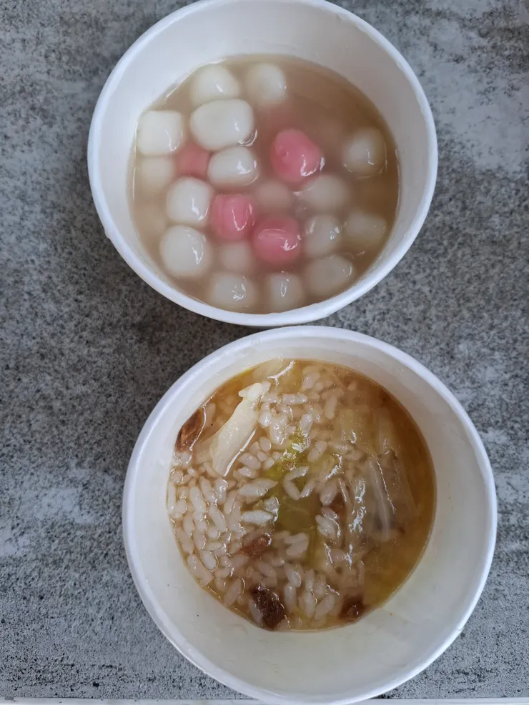 初一跟著媽媽到寺廟祈福，吃平安粥跟湯圓。