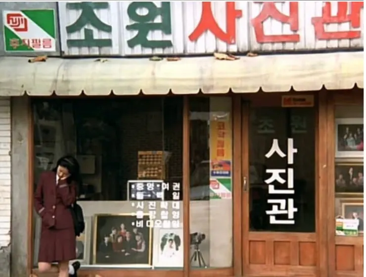 在草原照相館門口等待多日的多琳，由沈銀荷飾演