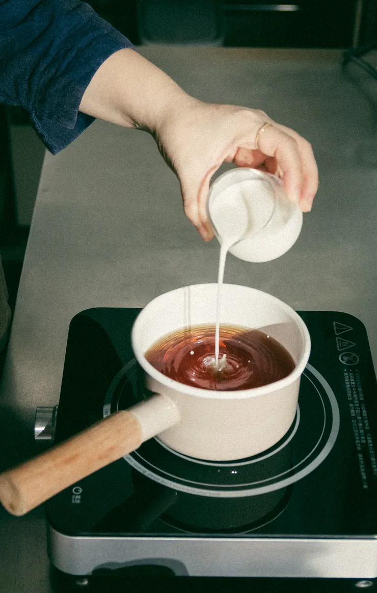 從研磨茶葉開始,掌握想要的葉片顆粒。細火慢煮、調和乳香,就是講究的薈福鍋煮奶茶