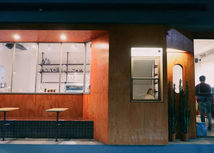 夜間的Akau Coffee 猻物咖啡 也別有一番風情! 雖然營業時間並沒有到很晚...
