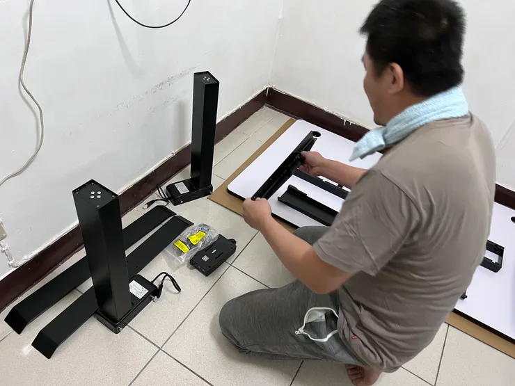 老闆強調他的新版桌腳有加粗，好像是60*90 (mm?)，比其他廠牌的都要粗勇。